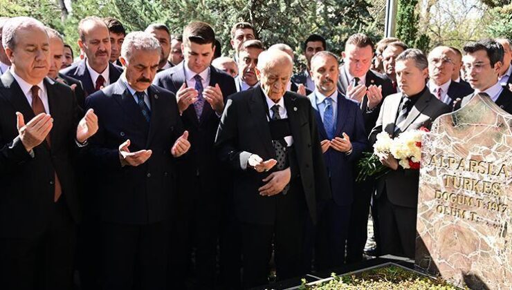 Devlet Bahçeli’den Alparslan Türkeş’in mezarına ziyaret