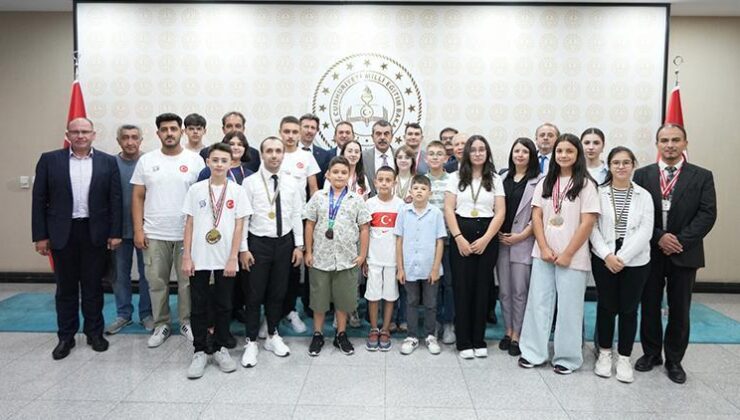 Bakan Tekin, dünya şampiyonu ‘Türk Milli Bilgisayar Klavye Takımı’nı kabul etti