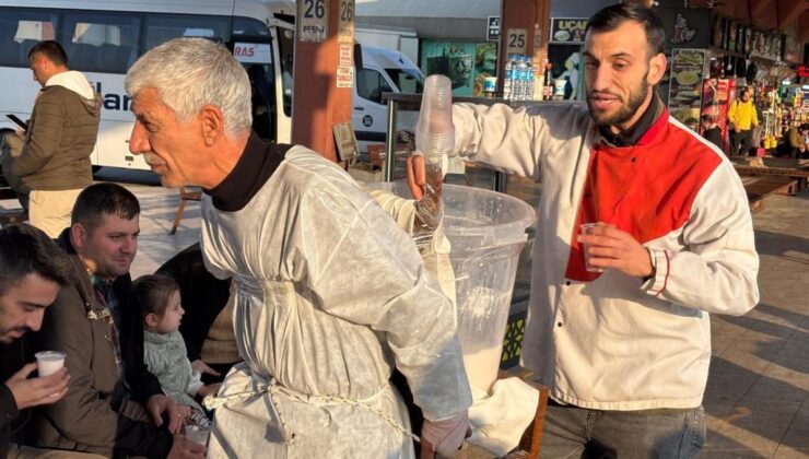 Sosyal medyada gündem olmuştu! ‘Yılancı Osman’ ayranı sırtında taşıdığı kova ile satıyor